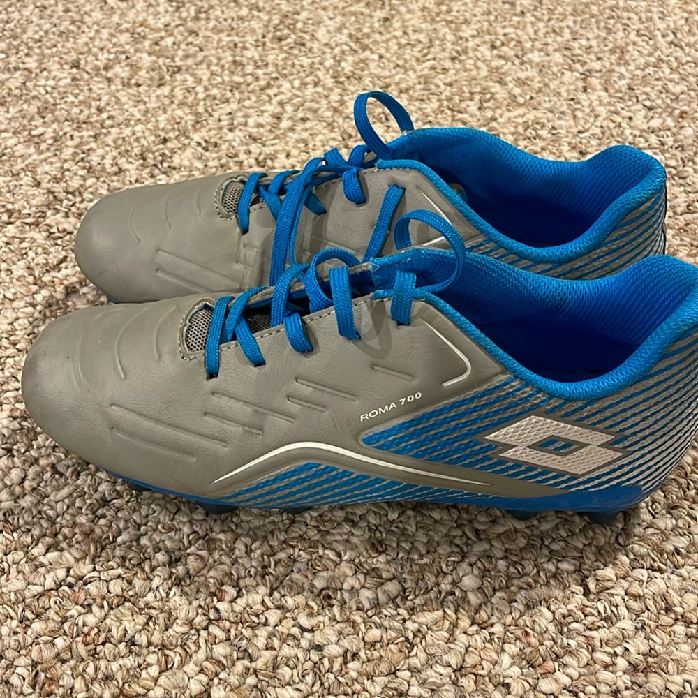 Boys soccer cleats- like new . Size 5.5